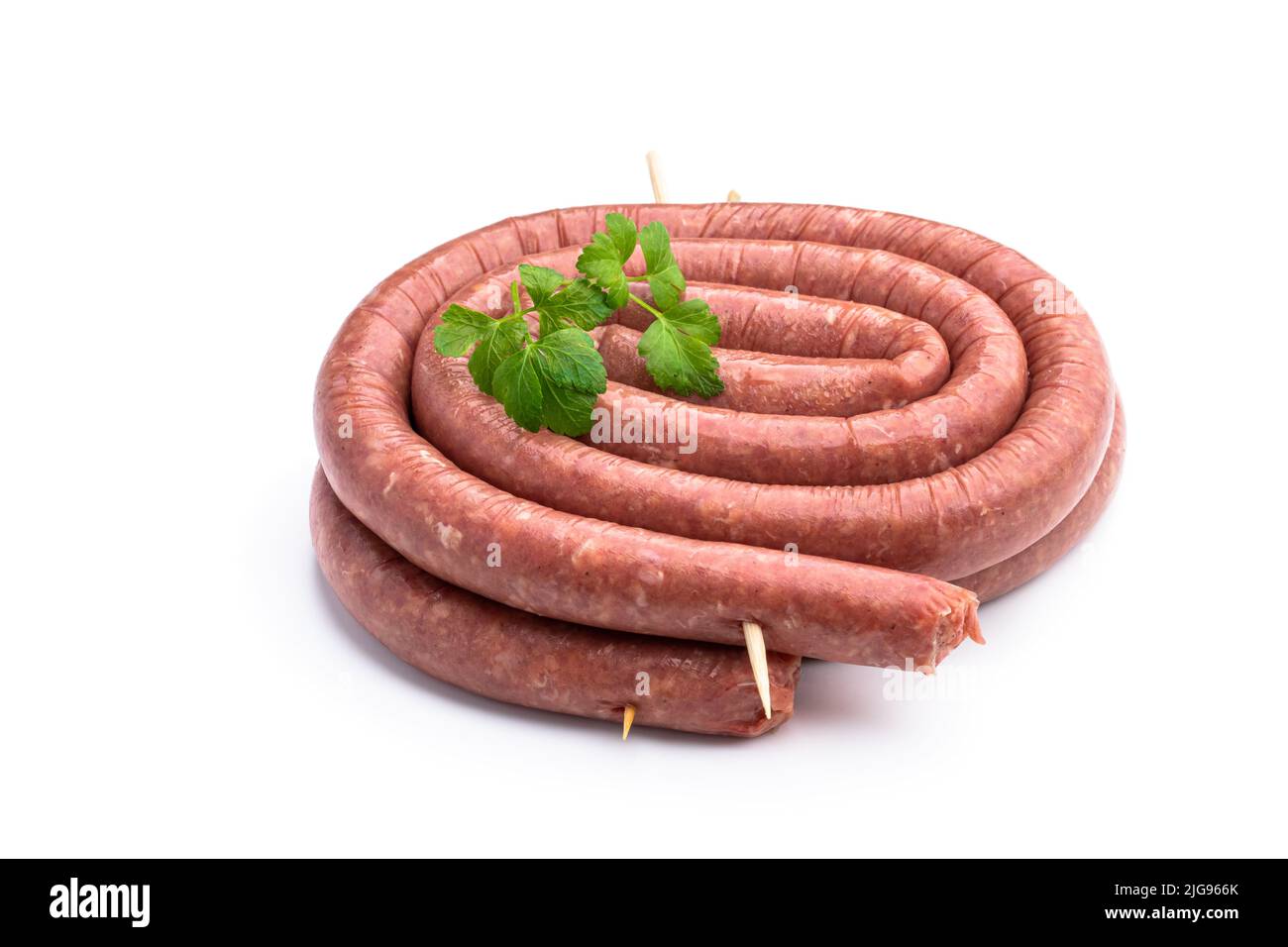 Saucisses d'agneau fines et brutes isolées sur fond blanc Banque D'Images