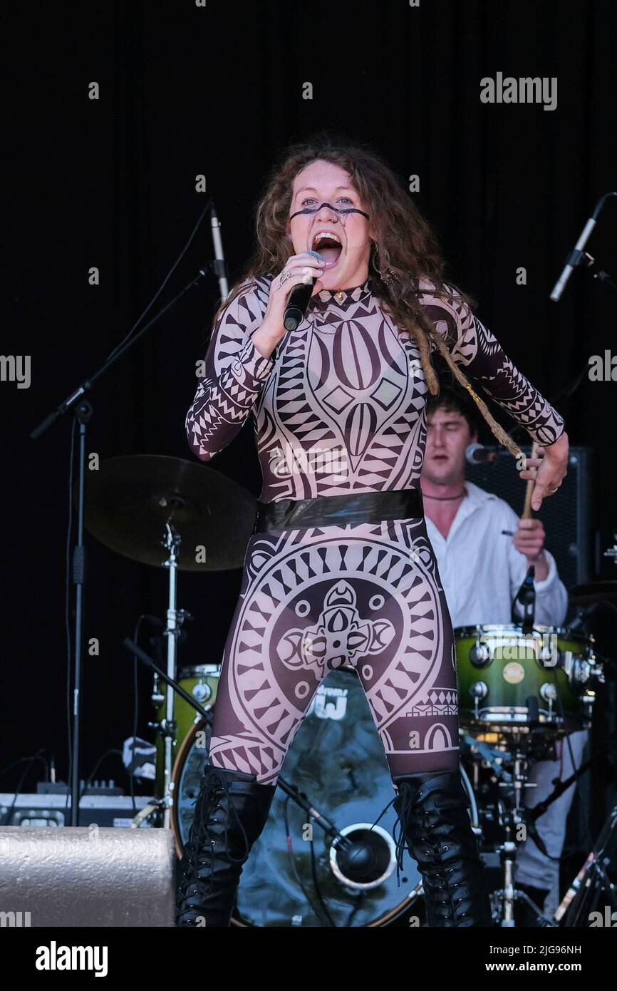 Super TEW, Royaume-Uni. 08th juillet 2022. Amy Montgomery, auteure-compositeur et guitariste née en Irlande du Nord, interprète l'acte d'ouverture en direct sur scène au Cornbury Festival Great TEW Estate. (Photo par Dawn Fletcher-Park/SOPA Images/Sipa USA) crédit: SIPA USA/Alay Live News Banque D'Images