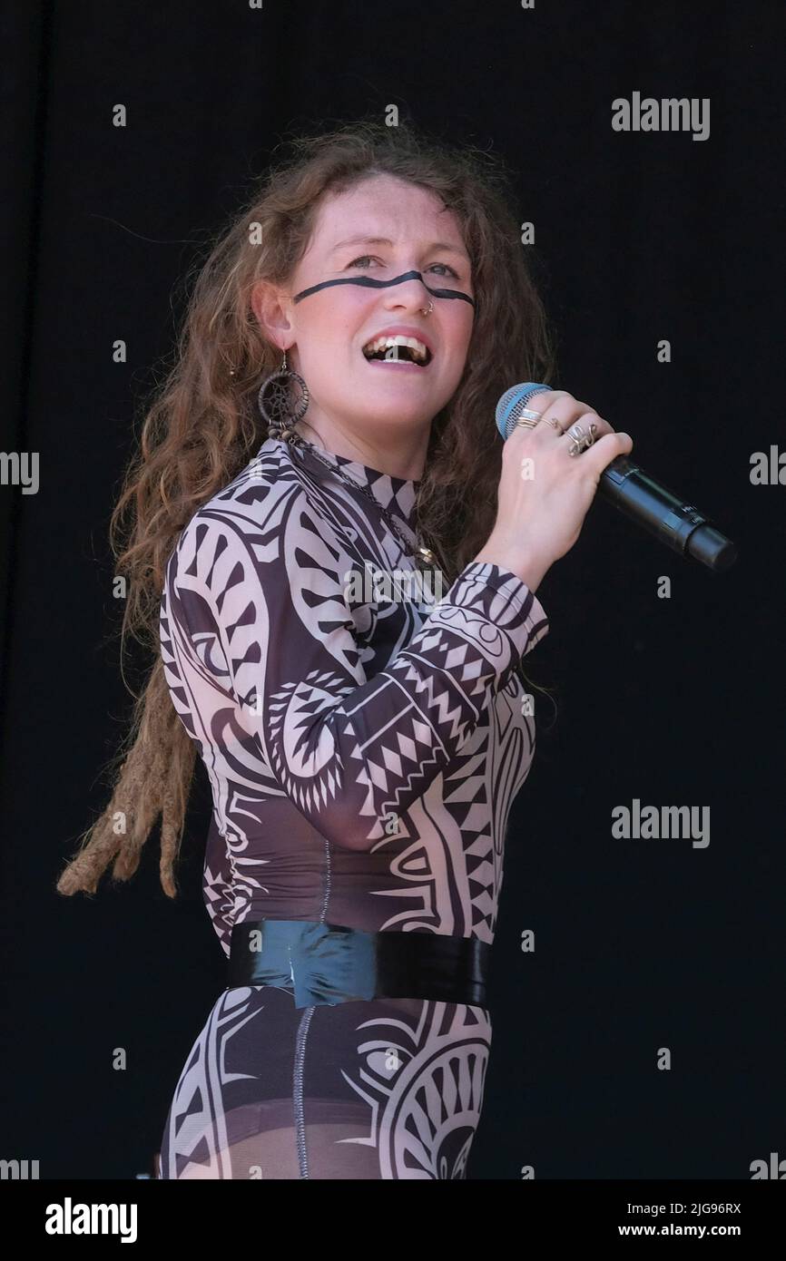 Super TEW, Royaume-Uni. 08th juillet 2022. Amy Montgomery, auteure-compositeur et guitariste née en Irlande du Nord, interprète l'acte d'ouverture en direct sur scène au Cornbury Festival Great TEW Estate. (Photo par Dawn Fletcher-Park/SOPA Images/Sipa USA) crédit: SIPA USA/Alay Live News Banque D'Images