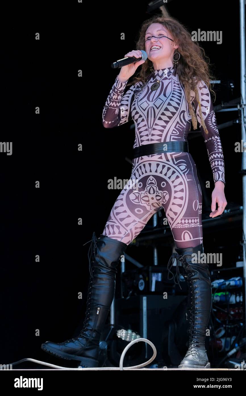 Super TEW, Royaume-Uni. 08th juillet 2022. Amy Montgomery, auteure-compositeur et guitariste née en Irlande du Nord, interprète l'acte d'ouverture en direct sur scène au Cornbury Festival Great TEW Estate. (Photo par Dawn Fletcher-Park/SOPA Images/Sipa USA) crédit: SIPA USA/Alay Live News Banque D'Images