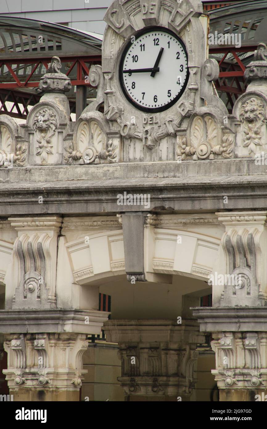 Gros plan vertical d'une ancienne tour historique de l'horloge à Biarritz, en France Banque D'Images