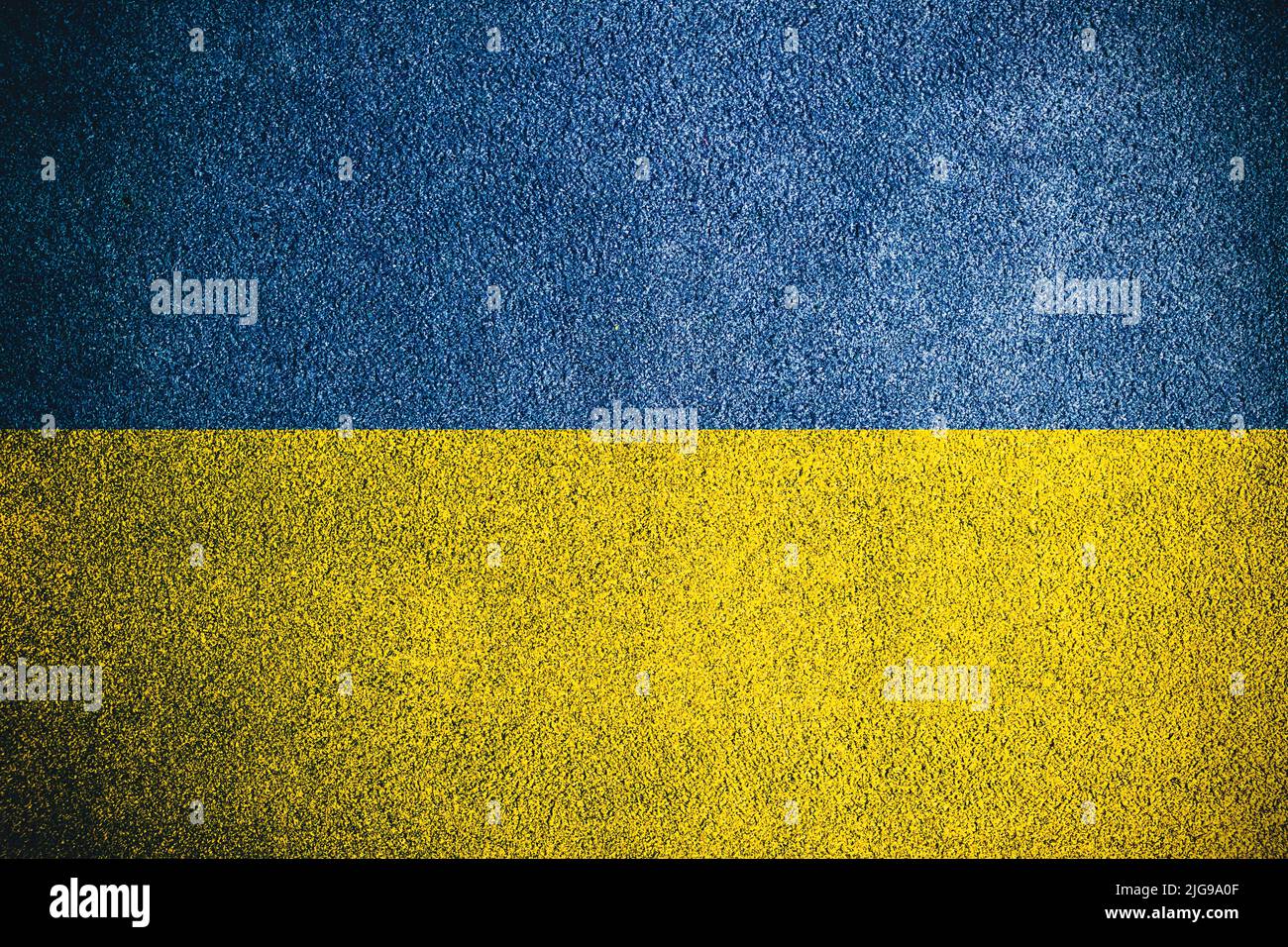 Le drapeau de l'Ukraine est vieilli avec un mur de béton de texture Banque D'Images