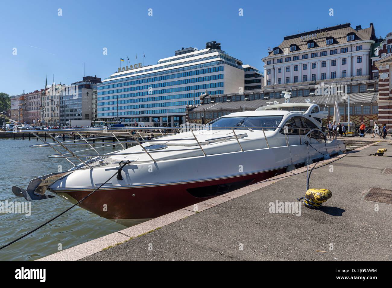 Un grand bateau à moteur amarrait au centre-ville d'Helsinki par une journée d'été Banque D'Images
