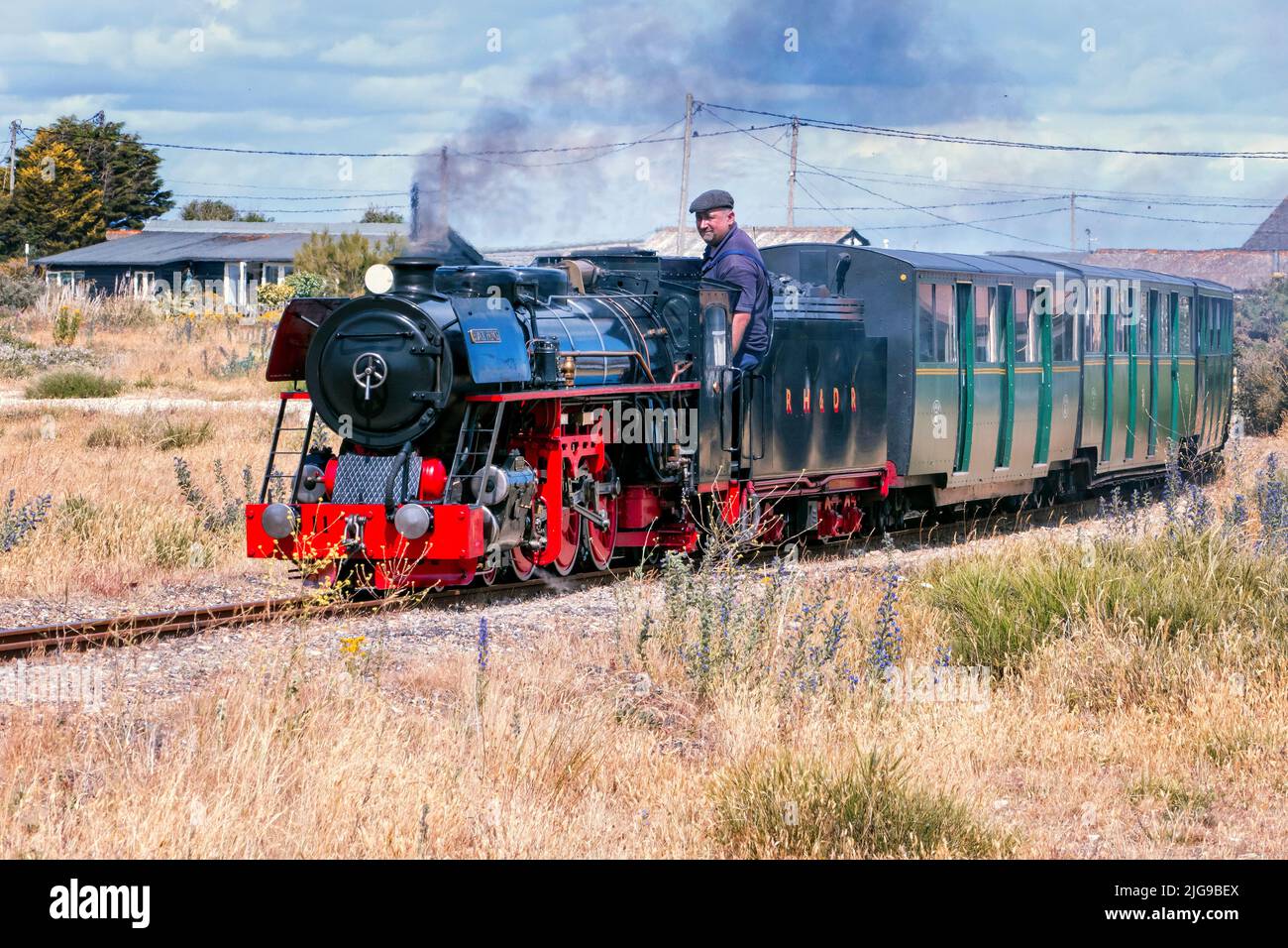 La locomotive à vapeur Black Prince tire un train vers la gare Dungeness Kent, Royaume-Uni Banque D'Images