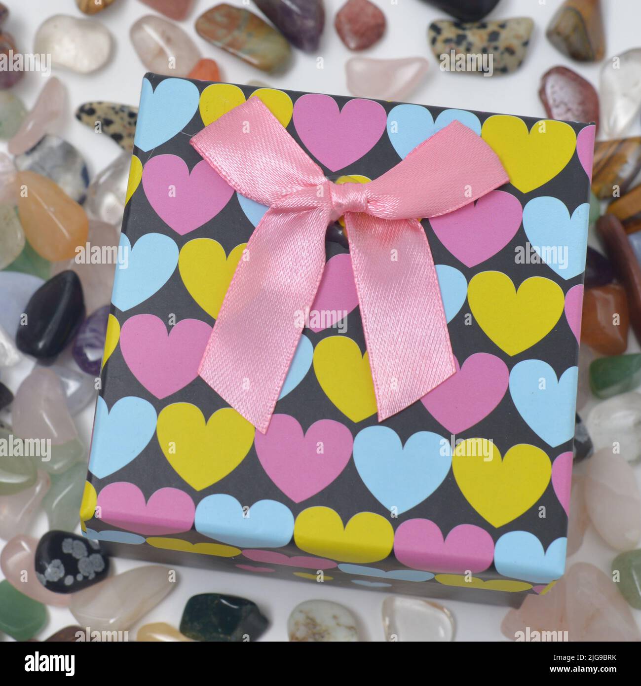 Boîte en forme de coeur avec noeud rose, amour et bonheur Banque D'Images