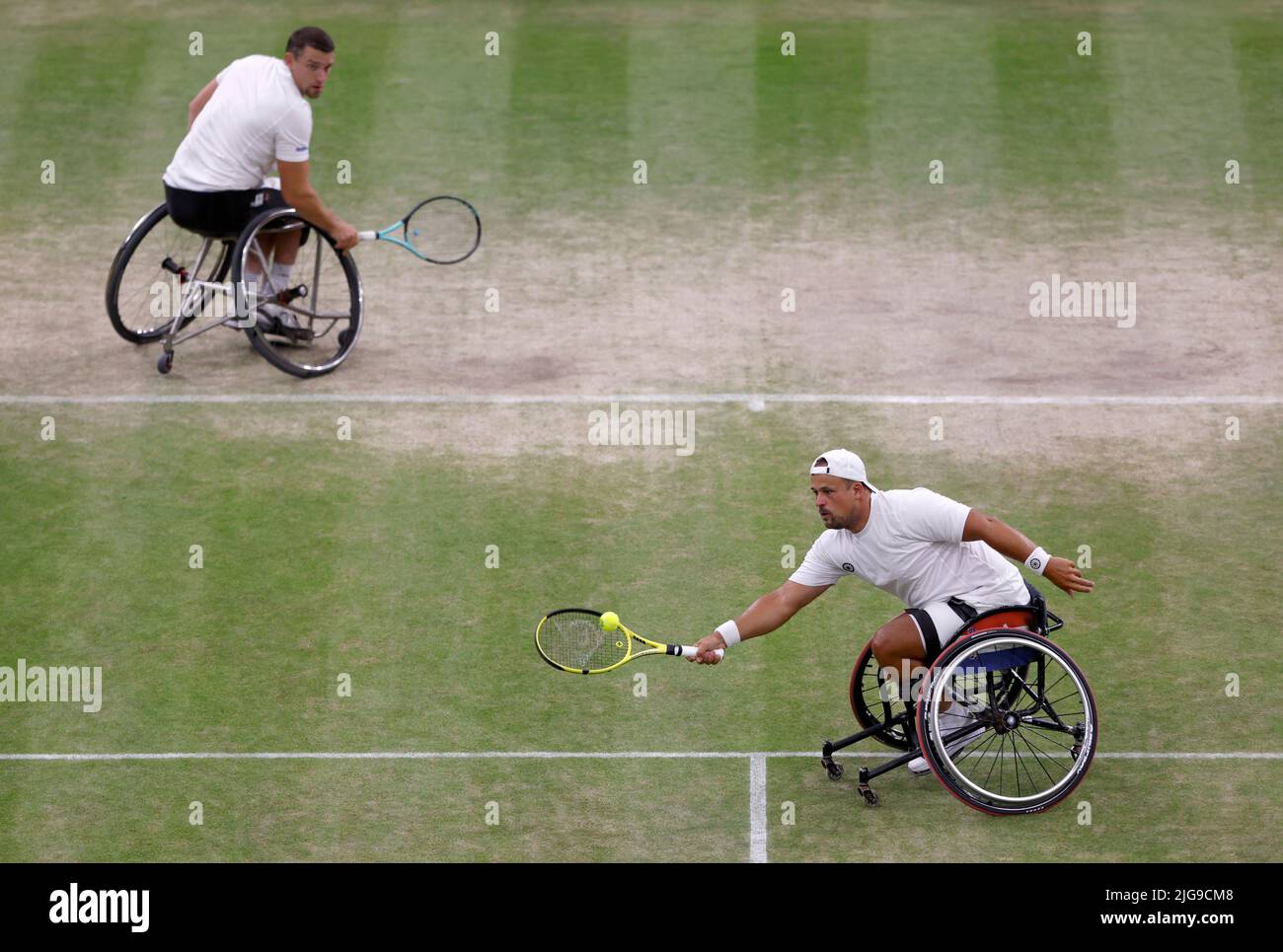 Tom Egberink et Joachim Gerard en action pendant la demi-finale double en fauteuil roulant de Gentlemen contre Alfie Hewett et Gordon Reid le douze jour des Championnats de Wimbledon 2022 au All England Lawn tennis and Croquet Club, Wimbledon. Date de la photo: Vendredi 8 juillet 2022. Banque D'Images