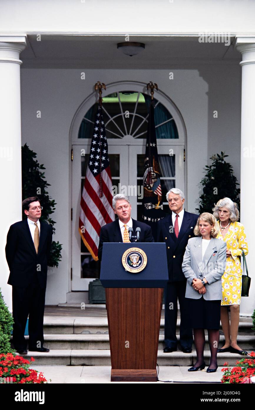 Le président américain Bill Clinton fait des remarques lors d'un événement marquant le 35th anniversaire du corps de la paix dans la roseraie de la Maison Blanche, à 8 juin 1996, à Washington, D.C., debout avec Clinton de gauche à droite sont : Mark Gearan, directeur du corps de la paix, Bill Clinton, Sargent Shriver, Mandy Jackson, volontaire du corps de la paix, et Eunice Kennedy Shriver. Banque D'Images
