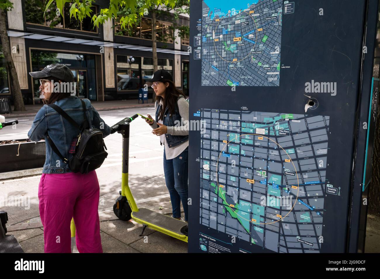 Seattle, États-Unis. 5 juillet 2022. Un trou de balle dans une carte touristique dans le quartier commerçant de Westlake sur 5th et Pike Street que les touristes louent des scooters. Banque D'Images