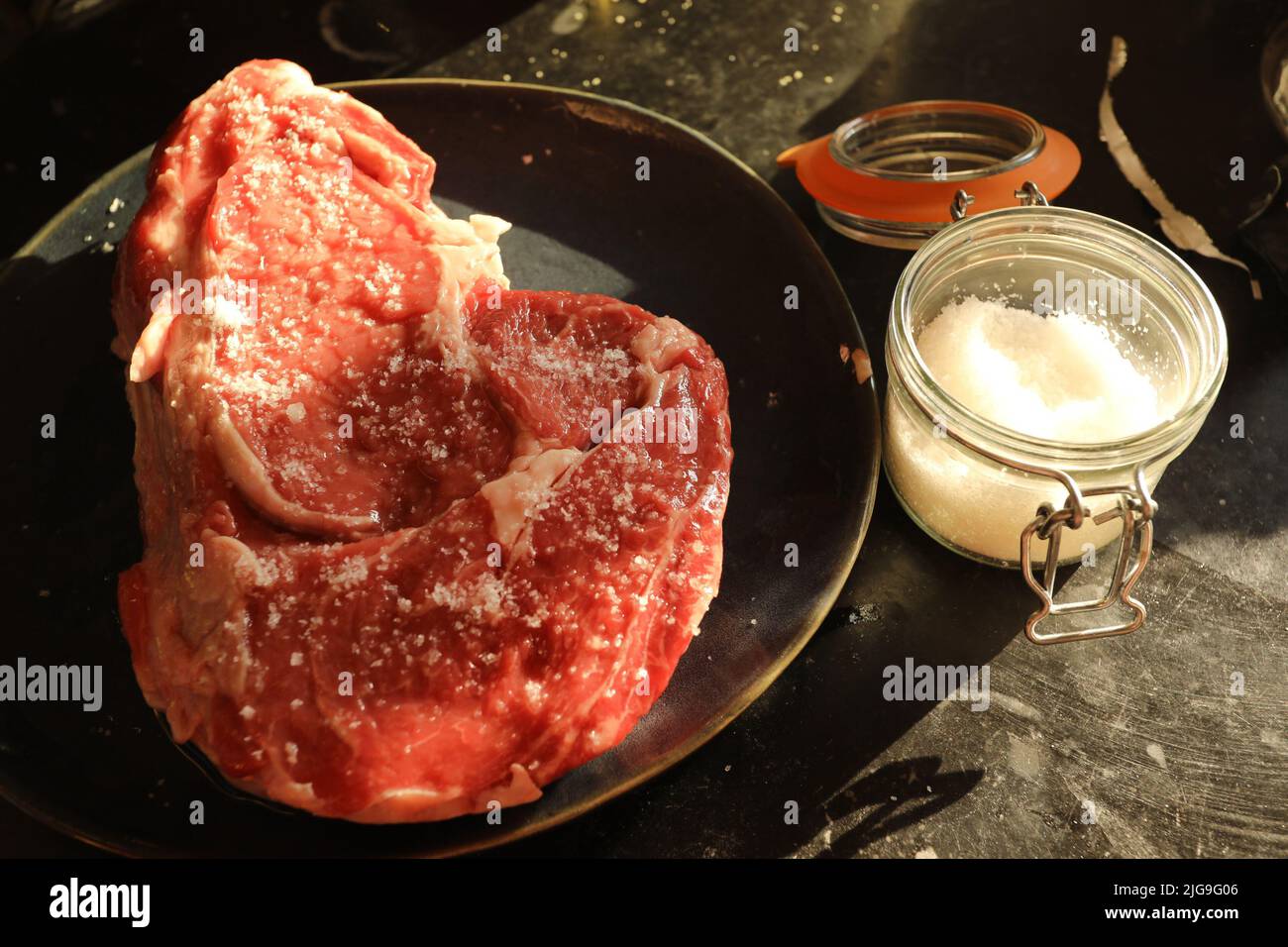 Morceau de bœuf au gros sel et au romarin prêt à cuire sur le barbecue Banque D'Images