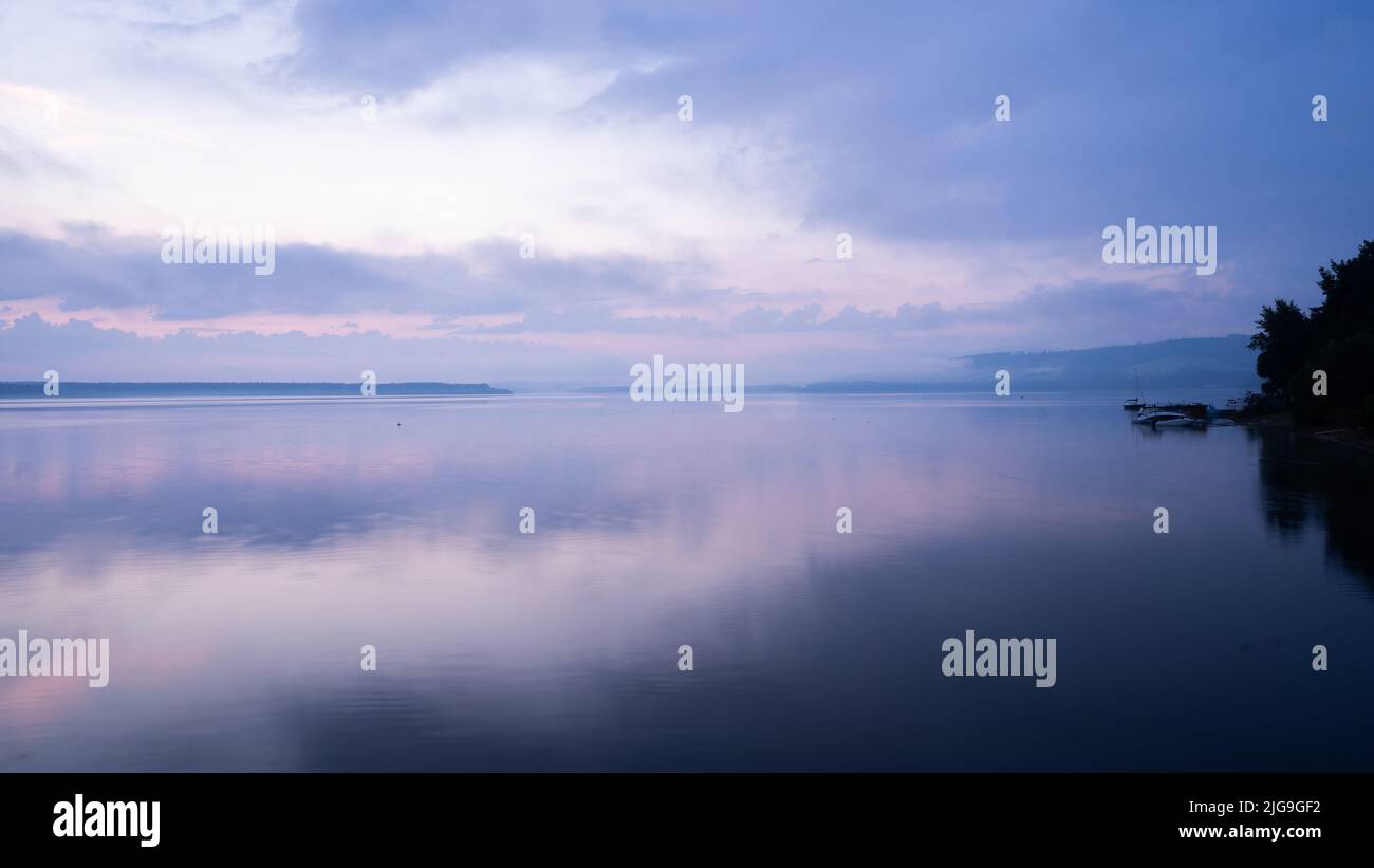 Vue paisible et colorée sur le lever du soleil sur un grand lac, Slovaquie, Europe Banque D'Images