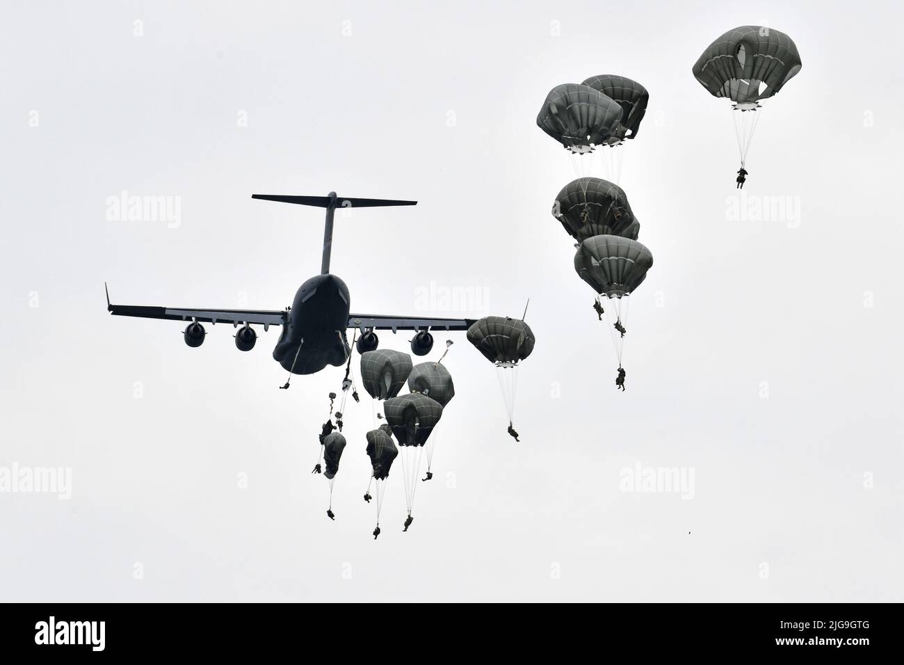 Parachutistes de l'armée américaine affectés au bataillon 1st, au 503rd parachute Infantry Regiment, à la 173rd brigade aéroportée, aux parachutistes de l'armée italienne affectés au 4th Alpini Regiment, à la Brigade Folgore et à l'armée italienne affectée au commandement des Forces spéciales de l'armée (COMFOSE), Effectuer une opération aérienne à partir d'un avion Globemaster III C17 depuis la base aérienne de Papa en Hongrie jusqu'à la zone de dépôt Juliette à Pordenone, en Italie, sur 7 juillet 2022. La Brigade aéroportée de 173rd est la Force d'intervention en cas d'urgence de l'armée américaine en Europe, capable de projeter des forces prêtes n'importe où dans les régions américaines d'Europe, d'Afrique ou des commandements centraux de Banque D'Images