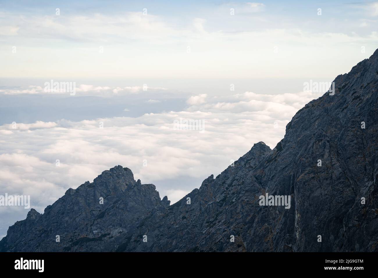 Crête des montagnes Rocheuses qui s'élève au-dessus des nuages au coucher du soleil, Slovaquie, Europe Banque D'Images