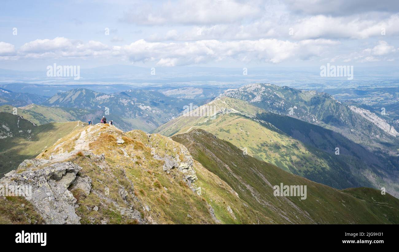 vue sur les Alpes avec des chaînes de montagnes et randonneur qui les traverse un jour ensoleillé, Slovaquie, Europe Banque D'Images