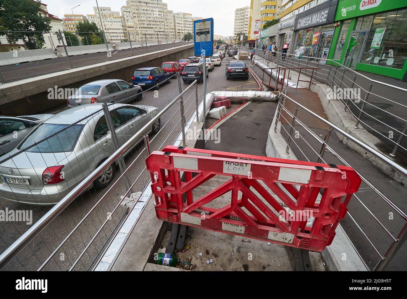 Bucarest, Roumanie - 07 juillet 2022 : chantier de construction du passage de Doamna Ghica, qui devait être achevé il y a deux ans, et du difficile Banque D'Images