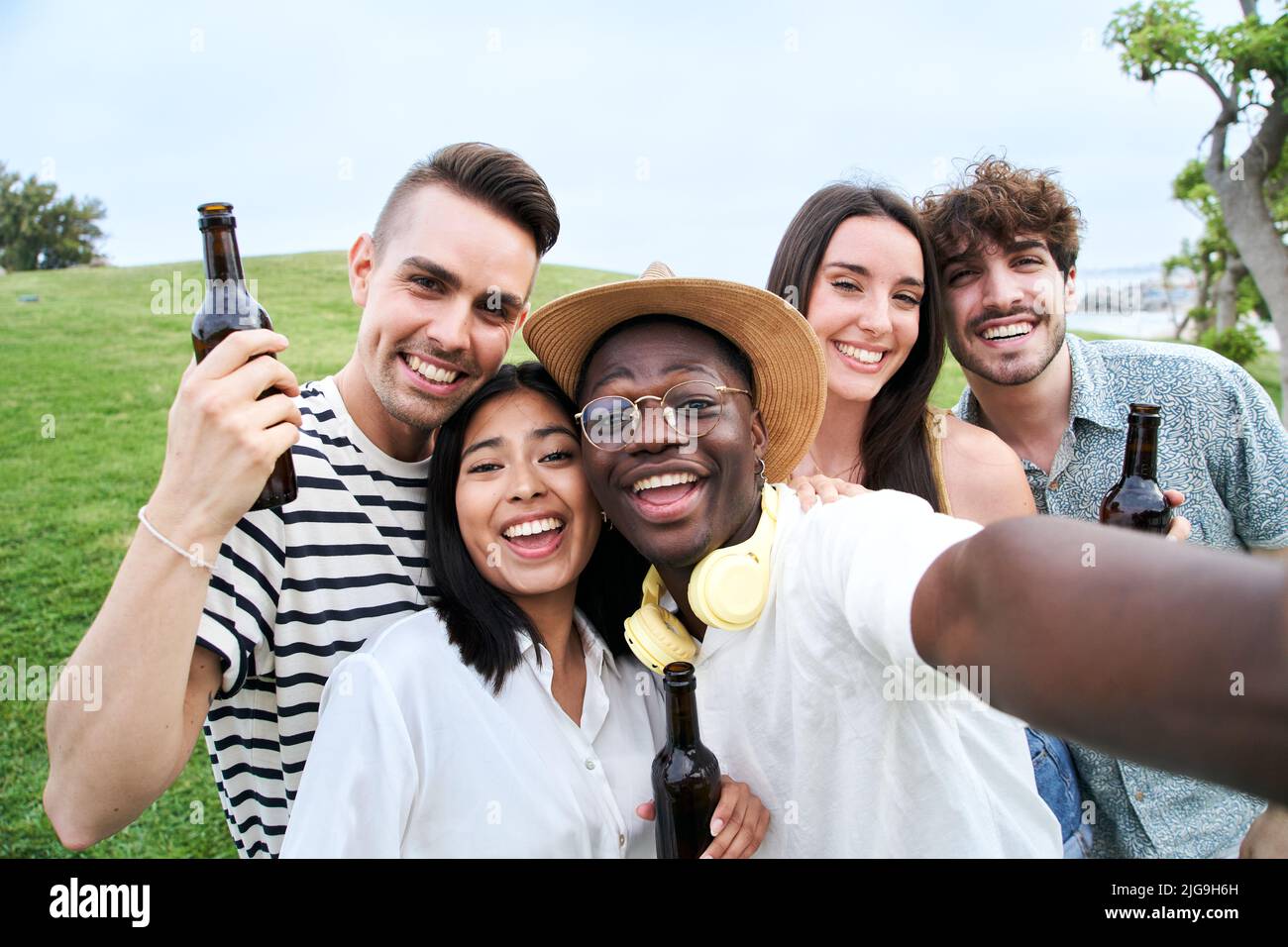 Groupe de cinq jeunes amis joyeux prenant le portrait de selfie. Des gens heureux qui regardent l'appareil photo souriant. Concept de communauté, de mode de vie des jeunes et Banque D'Images