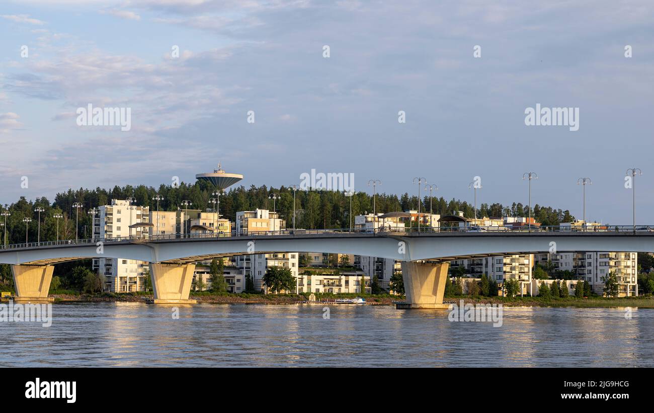 Bâtiments résidentiels modernes sur les propriétés de bord de mer à Jyväskylä, Finlande Banque D'Images