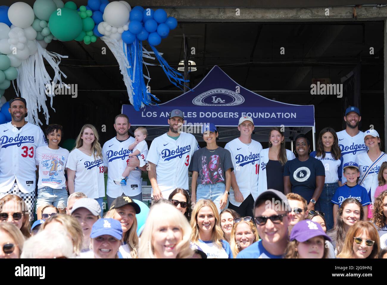 Les joueurs et les épouses des Los Angeles Dodgers posent à la Los Angeles Dodgers Foundation et au projet MLB All-Star Legacy, vendredi 8 juillet 2022, à Los Angeles. De gauche à droite : David Price et sa femme Tiffany Price, Max Muncy et sa femme Kellie Muncy, Chris Taylor et sa fiancée Mary Keller, Will Smith et sa femme Cara Smith, Nichol Whiteman, président-directeur général de la LADF, Norah Weinstein et Clayton Kershaw et sa femme Ellen Kershaw. Banque D'Images