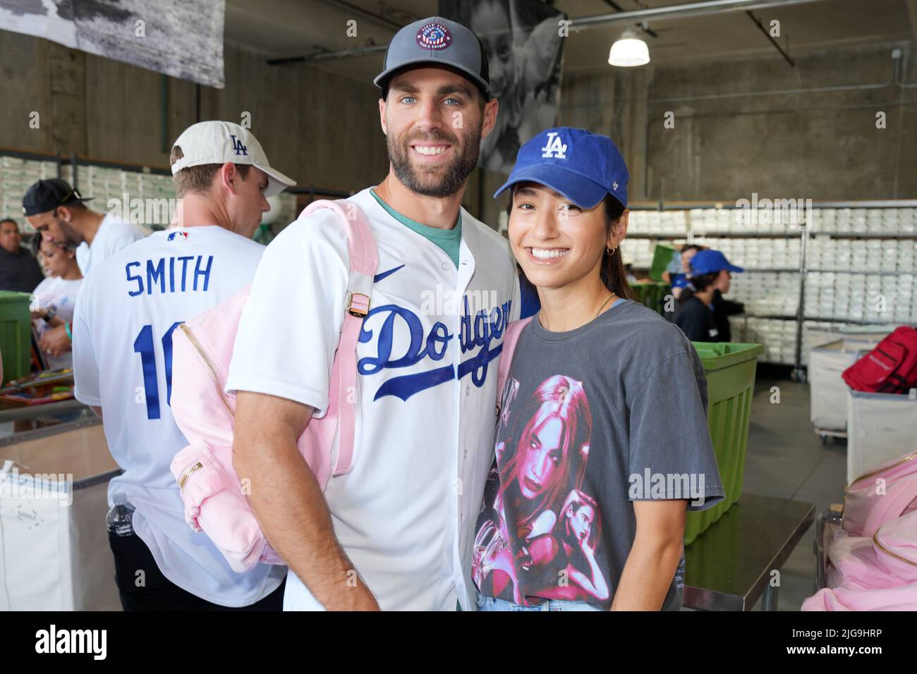 Chris Taylor, infidieux des Dodgers de Los Angeles, et Mary, fiancée, posent au projet d'initiative Dodgers Foundation et MLB All-Star Legacy, vendredi 8 juillet 2022, à Los Angeles. Banque D'Images