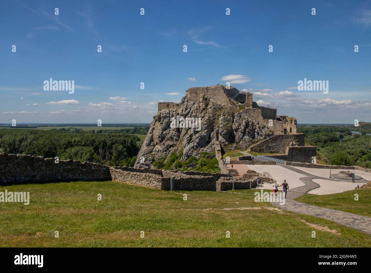 Magnifique château en ruines au sommet d'une falaise, le château de Devin est imprégné de caractère et incarne la culture slave. Banque D'Images