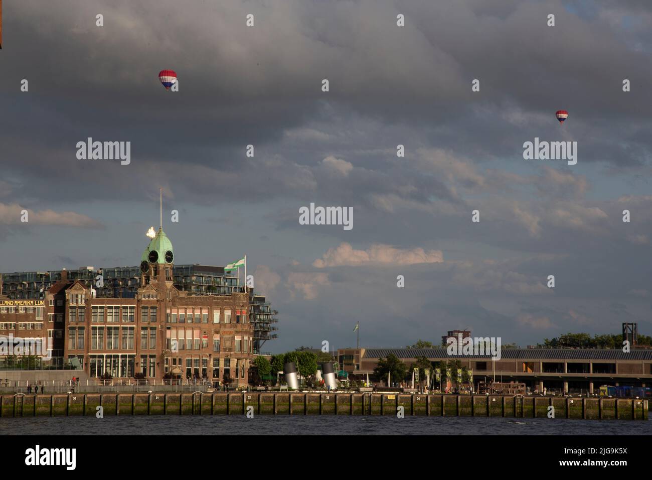 Ballons à air chaud survolant l'hôtel New York dans le bâtiment historique Holland Amerika Lijn, sur la rivière Nieuwe Maas, Rotterdam, pays-Bas Banque D'Images