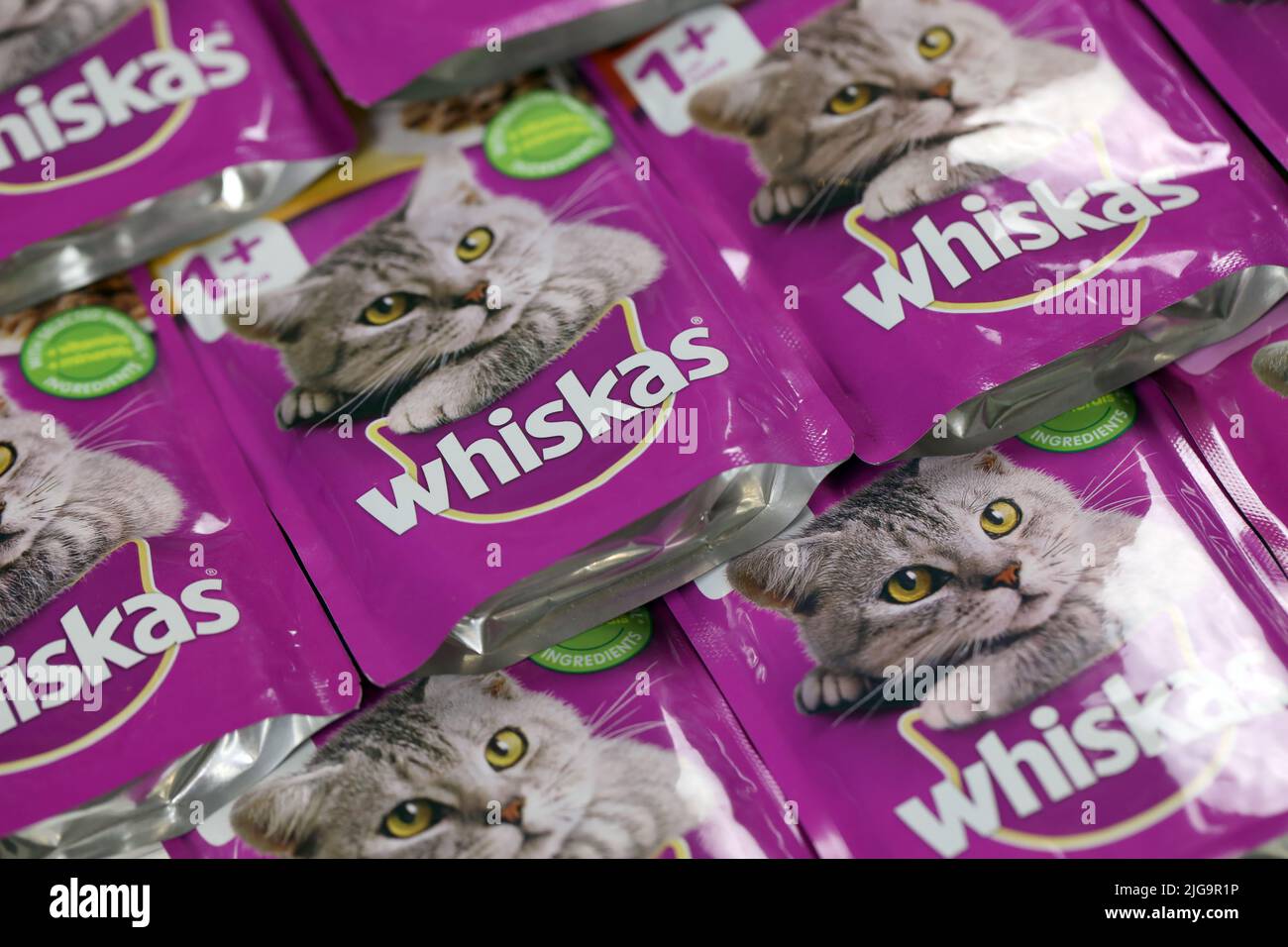 KHARKIV, UKRAINE - 06 FÉVRIER 2021 : gros plan sur les paquets de nourriture pour animaux de compagnie de marque Whiskas. Whiskas est une marque mondiale de nourriture pour chats produite par l'AME Banque D'Images