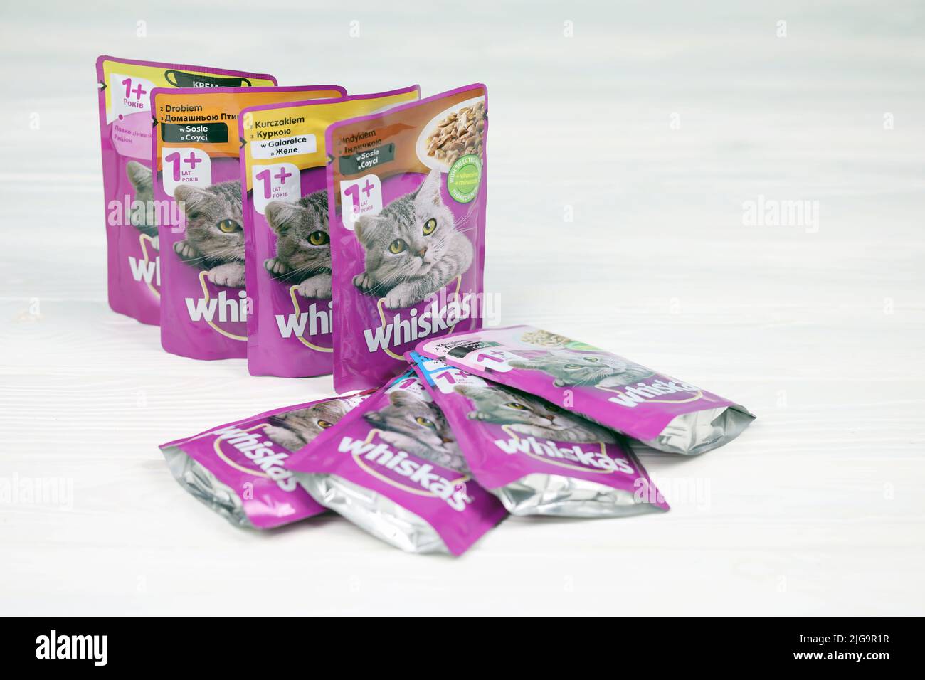 KHARKIV, UKRAINE - 06 FÉVRIER 2021 : gros plan sur les paquets de nourriture pour animaux de compagnie de marque Whiskas. Whiskas est une marque mondiale de nourriture pour chats produite par l'AME Banque D'Images