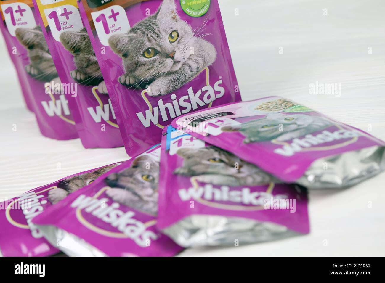 KHARKIV, UKRAINE - 06 FÉVRIER 2021 : gros plan sur les paquets de nourriture pour animaux de compagnie de marque Whiskas. Whiskas est une marque mondiale de nourriture pour chats produite par l'AME Banque D'Images