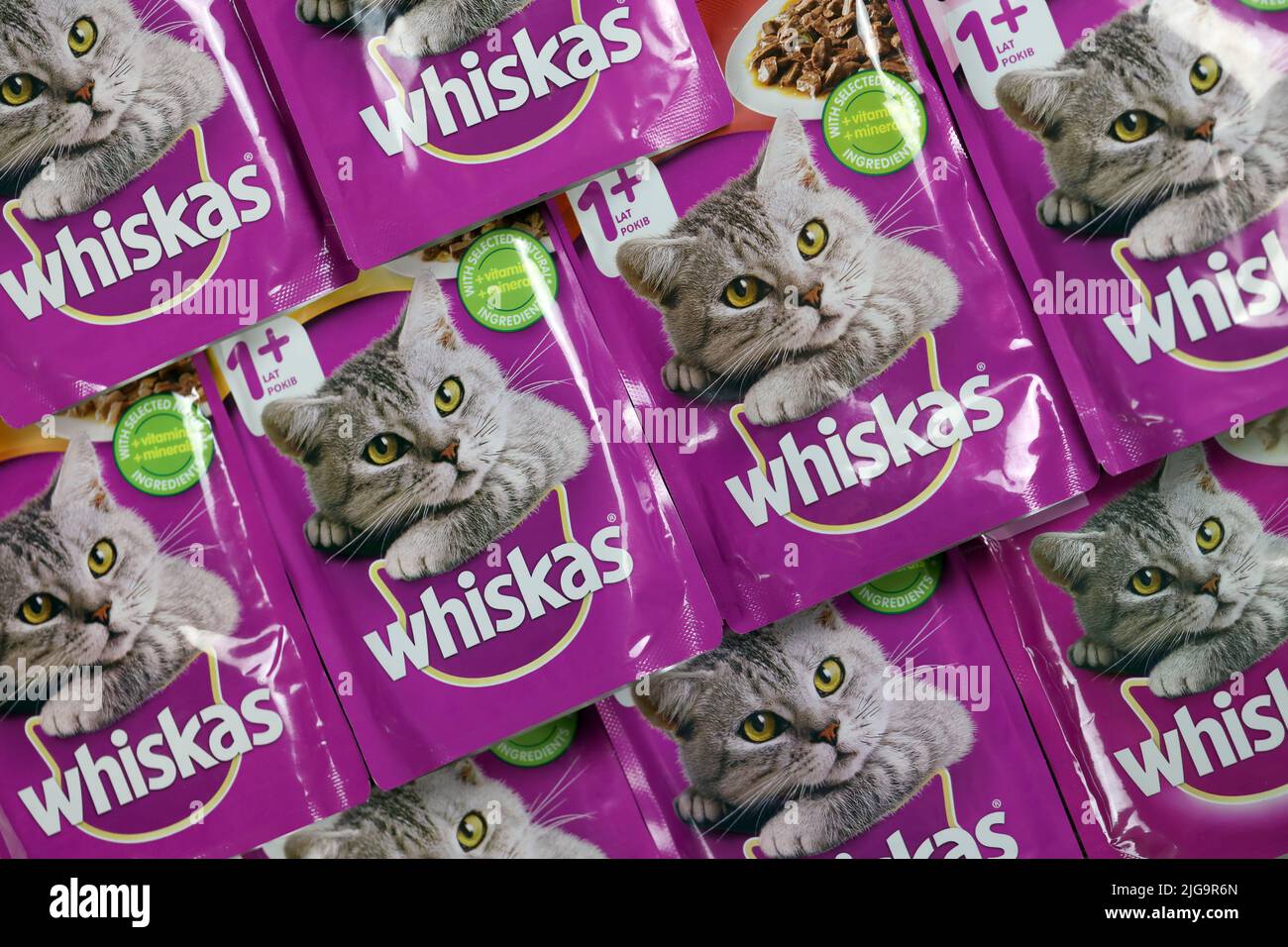 KHARKIV, UKRAINE - 06 FÉVRIER 2021 : gros plan sur les paquets de nourriture pour animaux de compagnie de marque Whiskas. Whiskas est une marque mondiale de nourriture pour chats produite par l'AME Banque D'Images