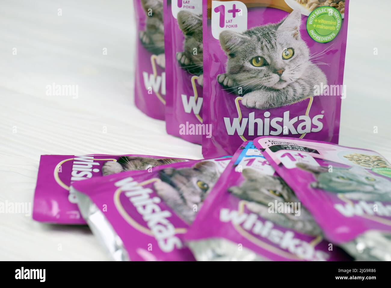 KHARKIV, UKRAINE - 06 FÉVRIER 2021 : gros plan sur les paquets de nourriture pour animaux de compagnie de marque Whiskas. Whiskas est une marque mondiale de nourriture pour chats produite par l'AME Banque D'Images
