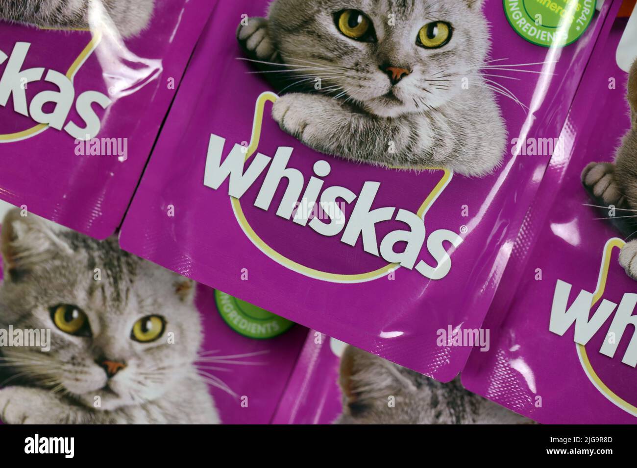 KHARKIV, UKRAINE - 06 FÉVRIER 2021 : gros plan sur les paquets de nourriture pour animaux de compagnie de marque Whiskas. Whiskas est une marque mondiale de nourriture pour chats produite par l'AME Banque D'Images