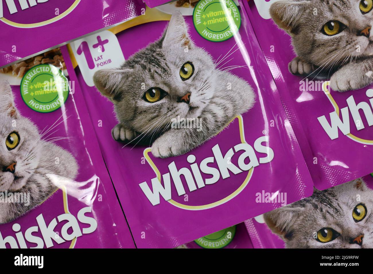 KHARKIV, UKRAINE - 06 FÉVRIER 2021 : gros plan sur les paquets de nourriture pour animaux de compagnie de marque Whiskas. Whiskas est une marque mondiale de nourriture pour chats produite par l'AME Banque D'Images