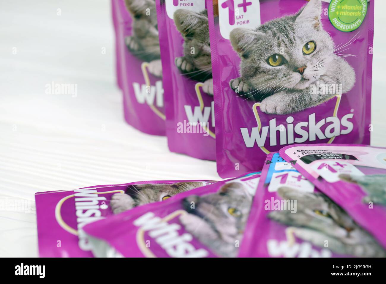KHARKIV, UKRAINE - 06 FÉVRIER 2021 : gros plan sur les paquets de nourriture pour animaux de compagnie de marque Whiskas. Whiskas est une marque mondiale de nourriture pour chats produite par l'AME Banque D'Images