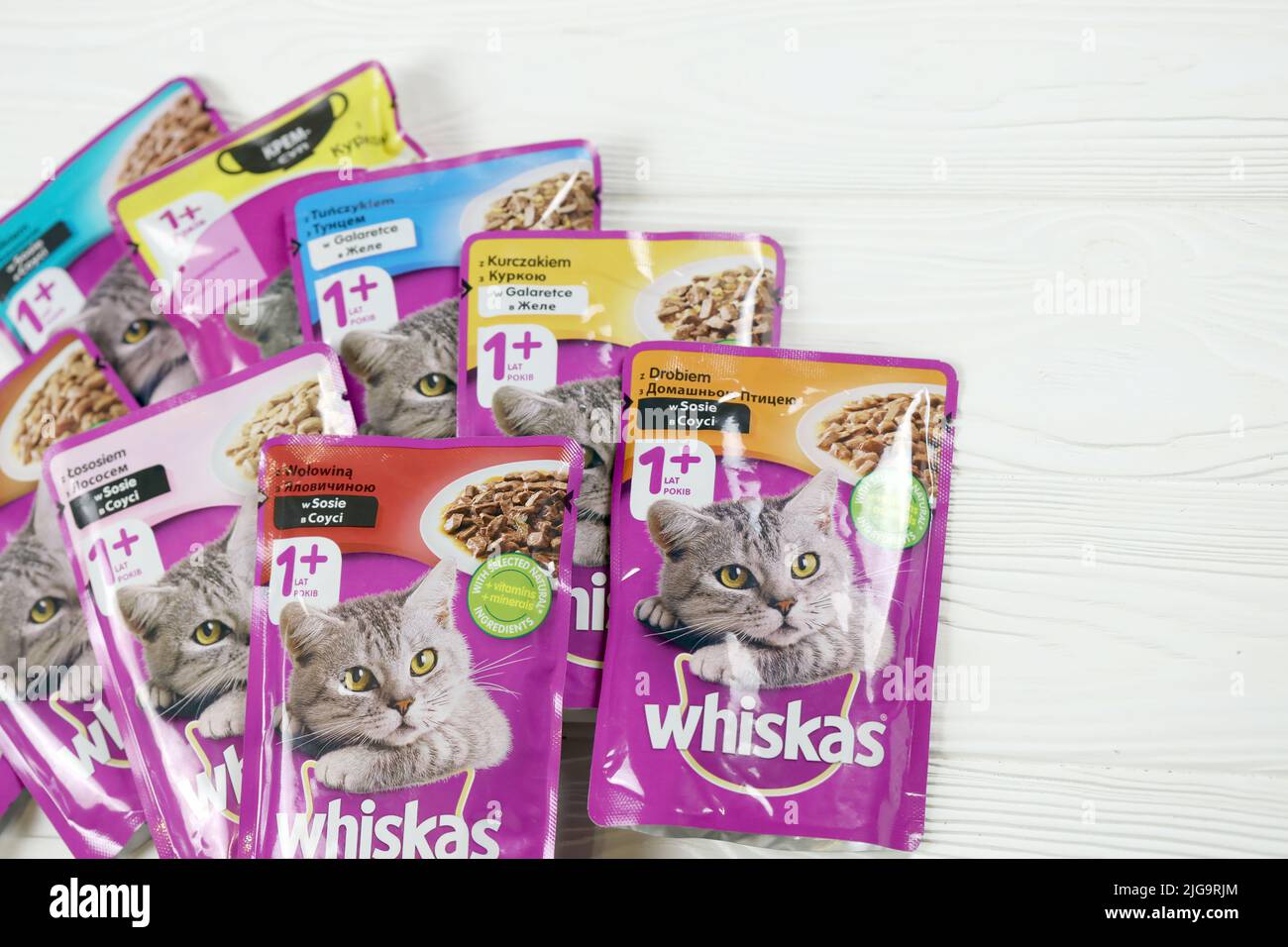 KHARKIV, UKRAINE - 06 FÉVRIER 2021 : gros plan sur les paquets de nourriture pour animaux de compagnie de marque Whiskas. Whiskas est une marque mondiale de nourriture pour chats produite par l'AME Banque D'Images