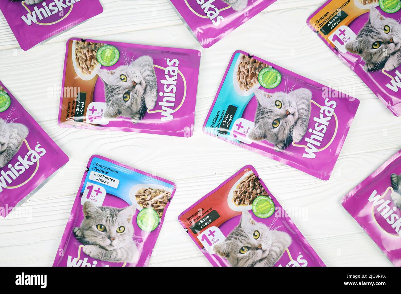 KHARKIV, UKRAINE - 06 FÉVRIER 2021 : gros plan sur les paquets de nourriture pour animaux de compagnie de marque Whiskas. Whiskas est une marque mondiale de nourriture pour chats produite par l'AME Banque D'Images
