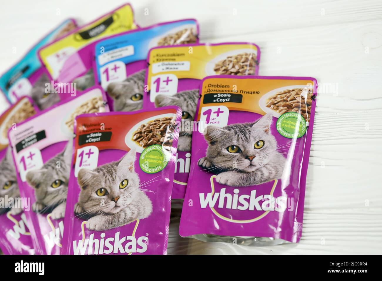 KHARKIV, UKRAINE - 06 FÉVRIER 2021 : gros plan sur les paquets de nourriture pour animaux de compagnie de marque Whiskas. Whiskas est une marque mondiale de nourriture pour chats produite par l'AME Banque D'Images