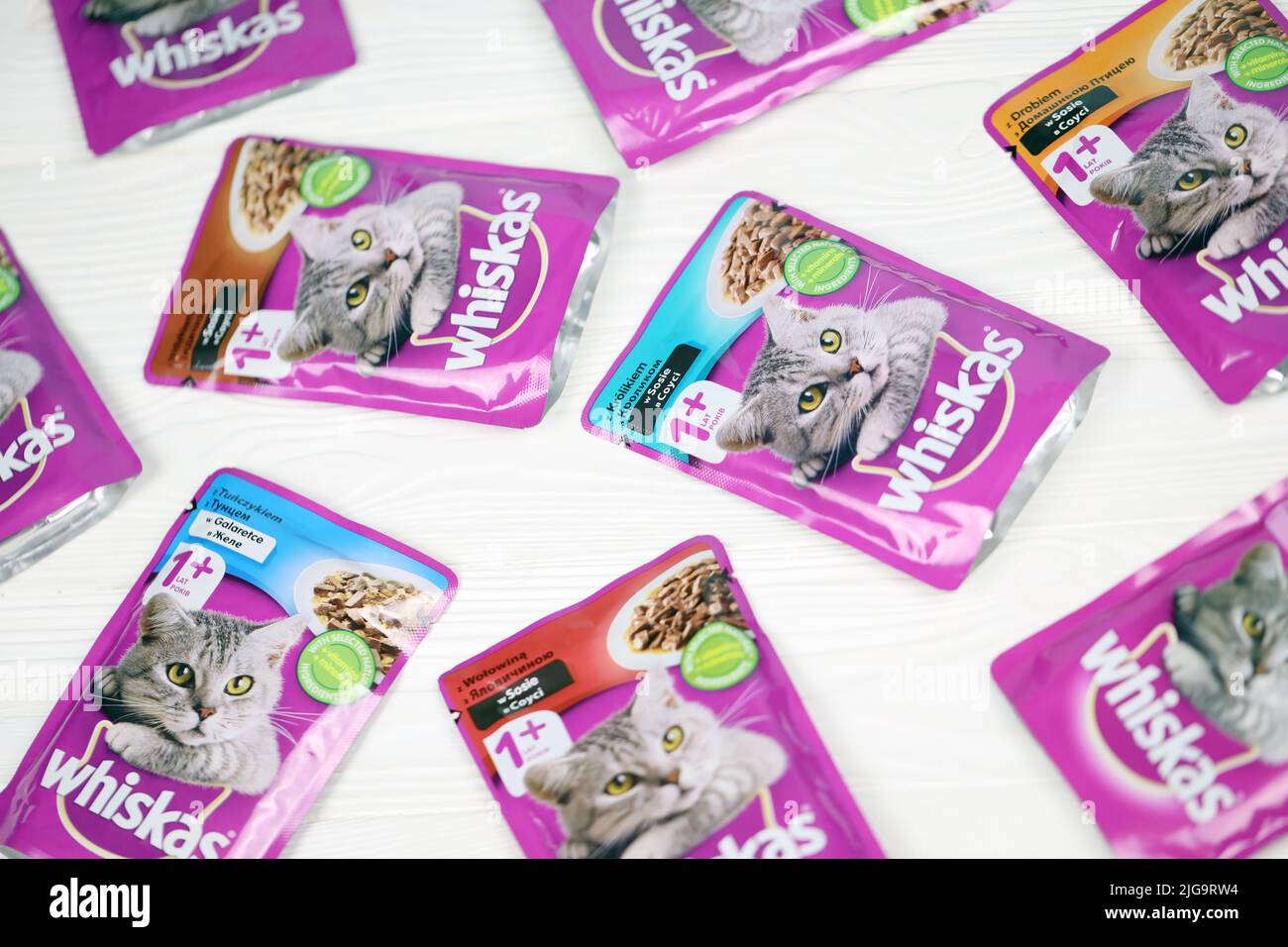 KHARKIV, UKRAINE - 06 FÉVRIER 2021 : gros plan sur les paquets de nourriture pour animaux de compagnie de marque Whiskas. Whiskas est une marque mondiale de nourriture pour chats produite par l'AME Banque D'Images