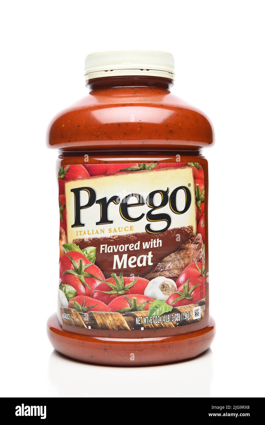 IRVINE, CALIFORNIE - 8 juillet 2022 : une bouteille en plastique de sauce italienne Prego aromatisée à la viande. Banque D'Images