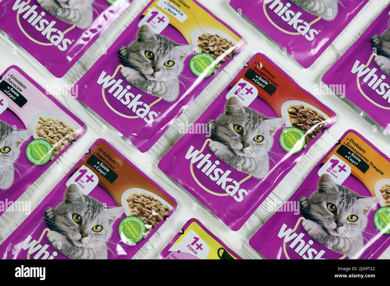 KHARKIV, UKRAINE - 06 FÉVRIER 2021 : gros plan sur les paquets de nourriture pour animaux de compagnie de marque Whiskas. Whiskas est une marque mondiale de nourriture pour chats produite par l'AME Banque D'Images