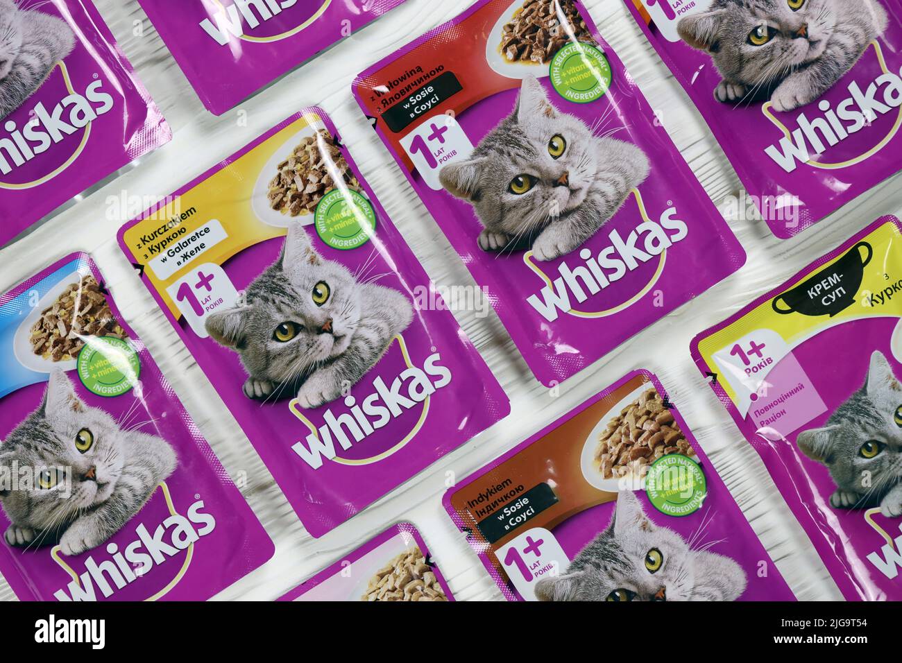 KHARKIV, UKRAINE - 06 FÉVRIER 2021 : gros plan sur les paquets de nourriture pour animaux de compagnie de marque Whiskas. Whiskas est une marque mondiale de nourriture pour chats produite par l'AME Banque D'Images