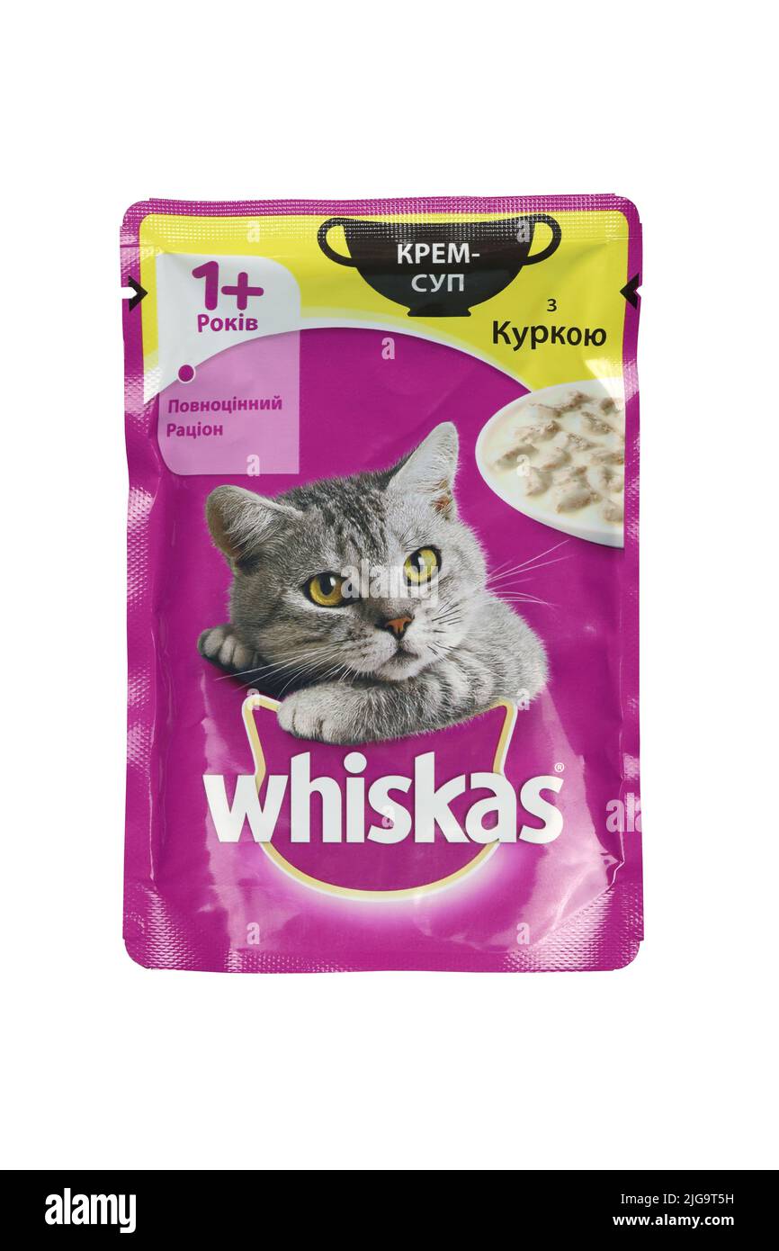 KHARKIV, UKRAINE - 06 FÉVRIER 2021 : paquet violet de nourriture pour animaux de compagnie de marque Whiskas pour chats sur fond blanc. Whiskas est une marque mondiale de nourriture pour chats produite Banque D'Images