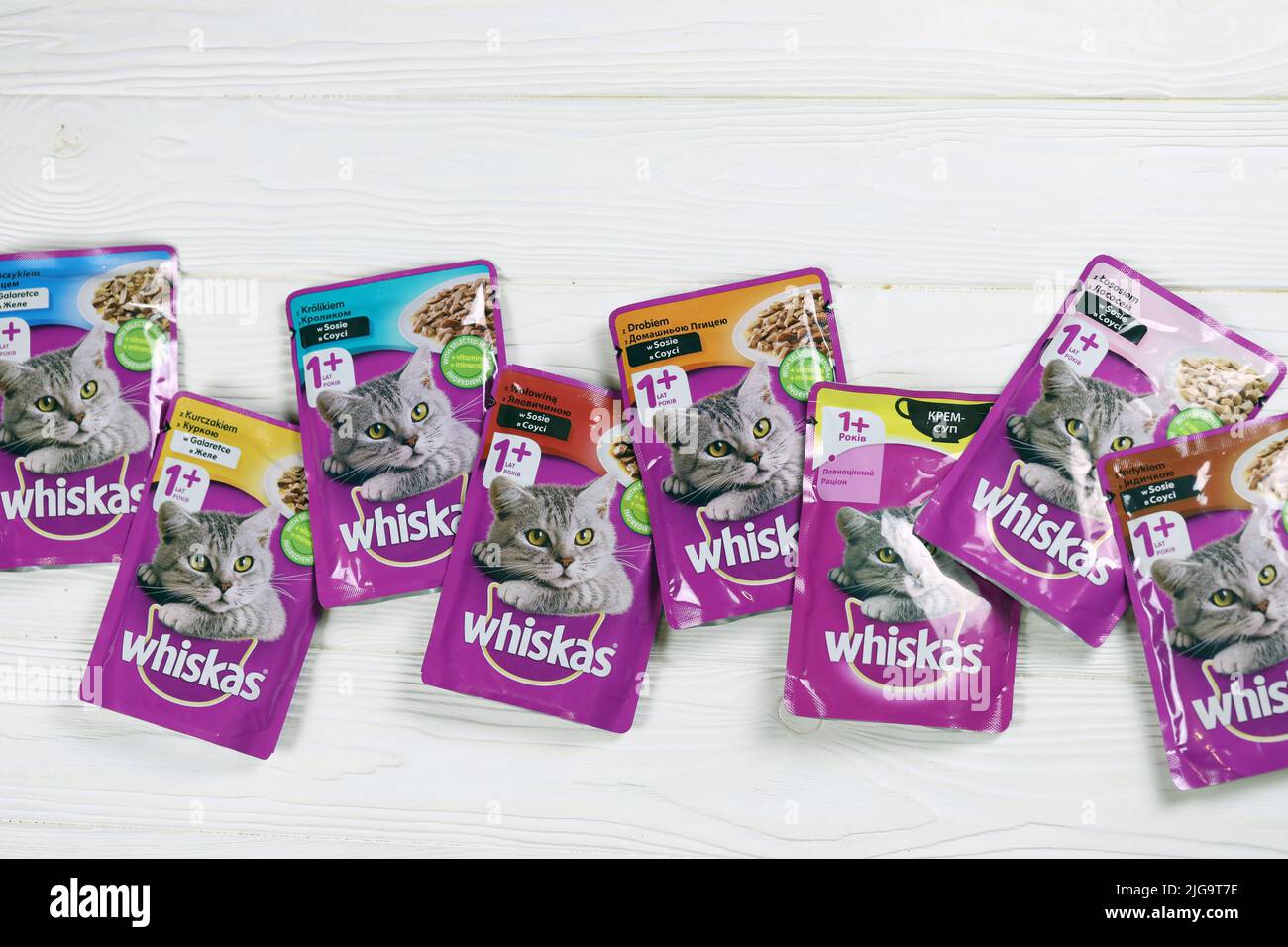 KHARKIV, UKRAINE - 06 FÉVRIER 2021 : gros plan sur les paquets de nourriture pour animaux de compagnie de marque Whiskas. Whiskas est une marque mondiale de nourriture pour chats produite par l'AME Banque D'Images
