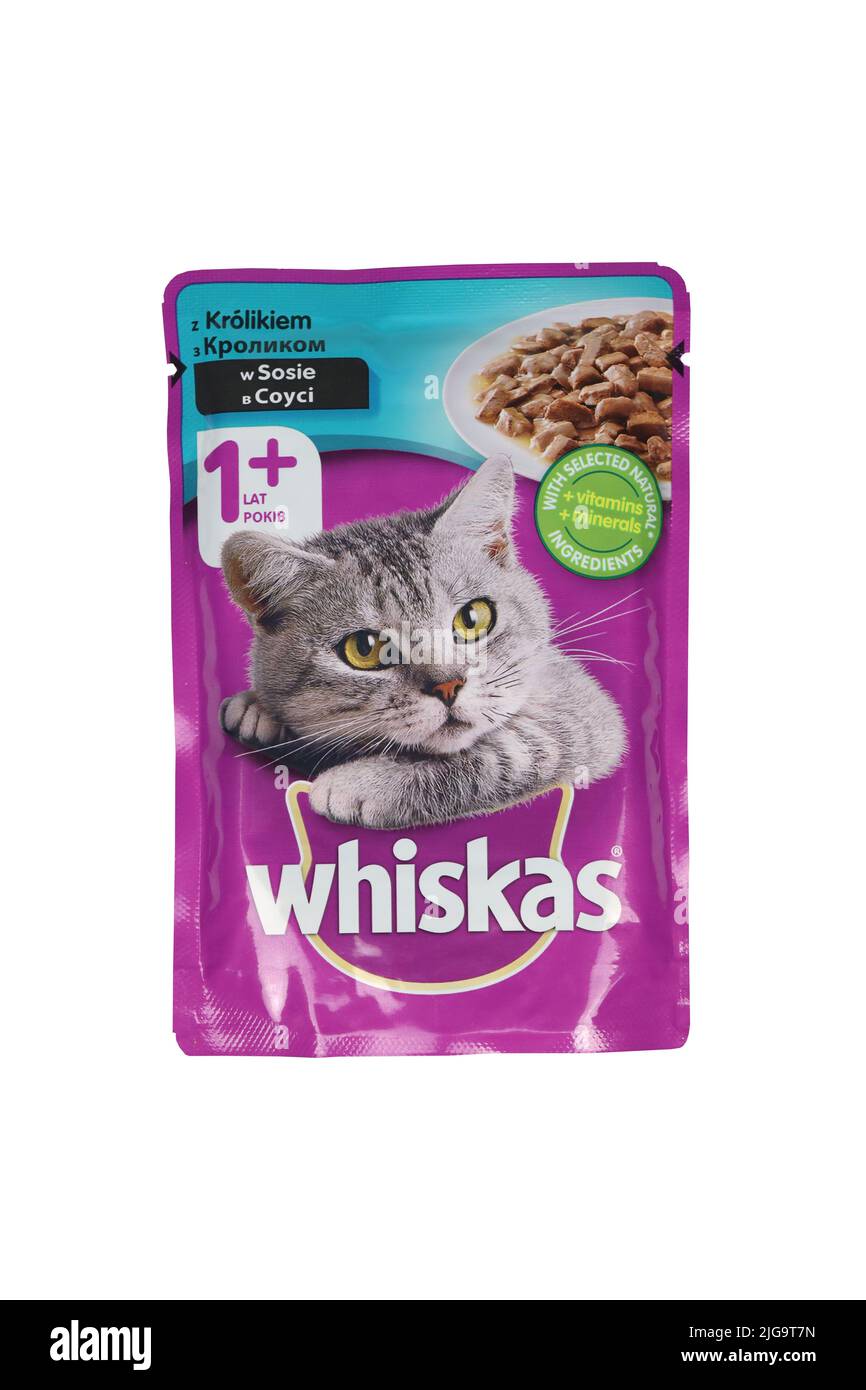 KHARKIV, UKRAINE - 06 FÉVRIER 2021 : paquet violet de nourriture pour animaux de compagnie de marque Whiskas pour chats sur fond blanc. Whiskas est une marque mondiale de nourriture pour chats produite Banque D'Images