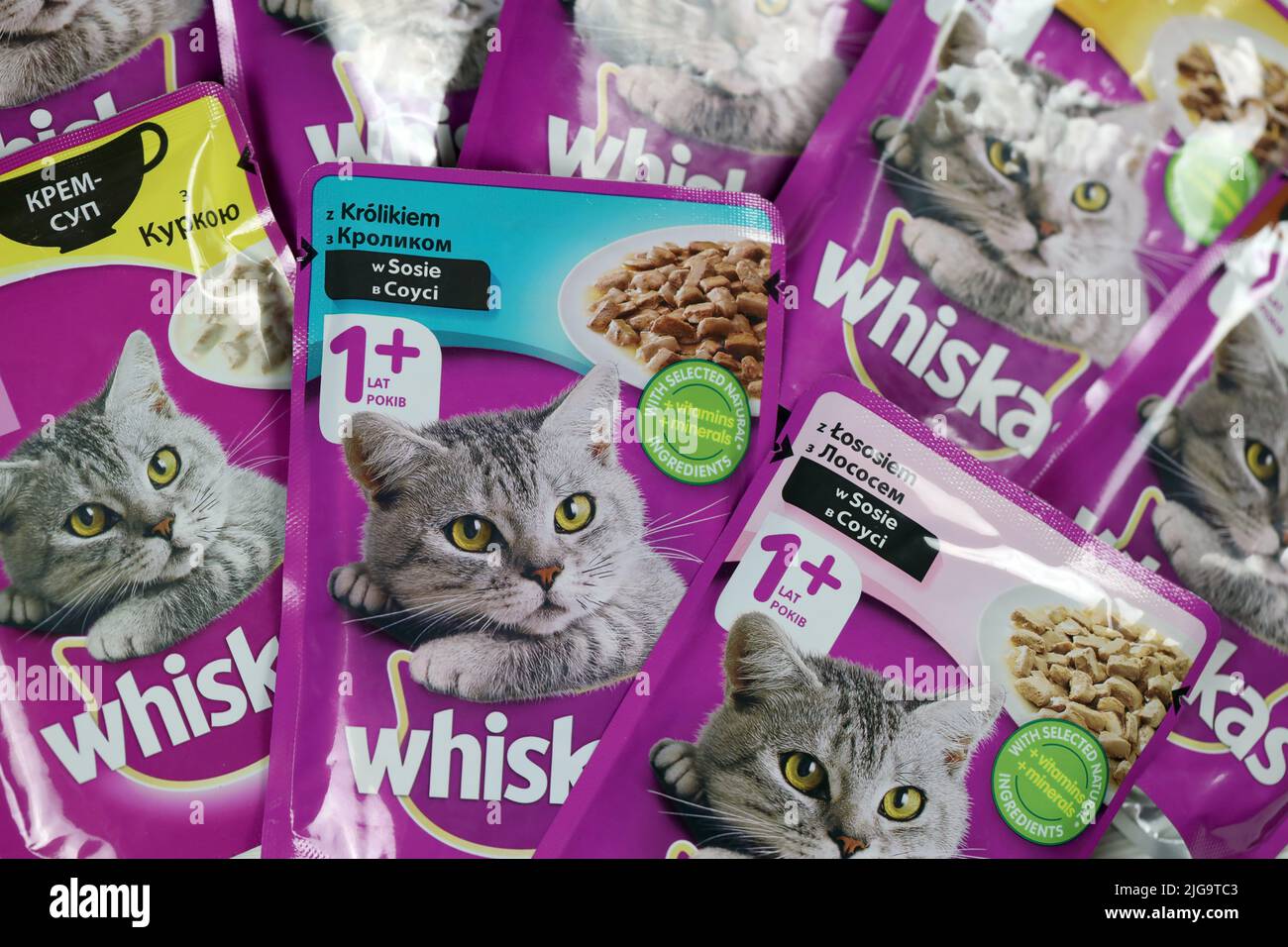 KHARKIV, UKRAINE - 06 FÉVRIER 2021 : gros plan sur les paquets de nourriture pour animaux de compagnie de marque Whiskas. Whiskas est une marque mondiale de nourriture pour chats produite par l'AME Banque D'Images