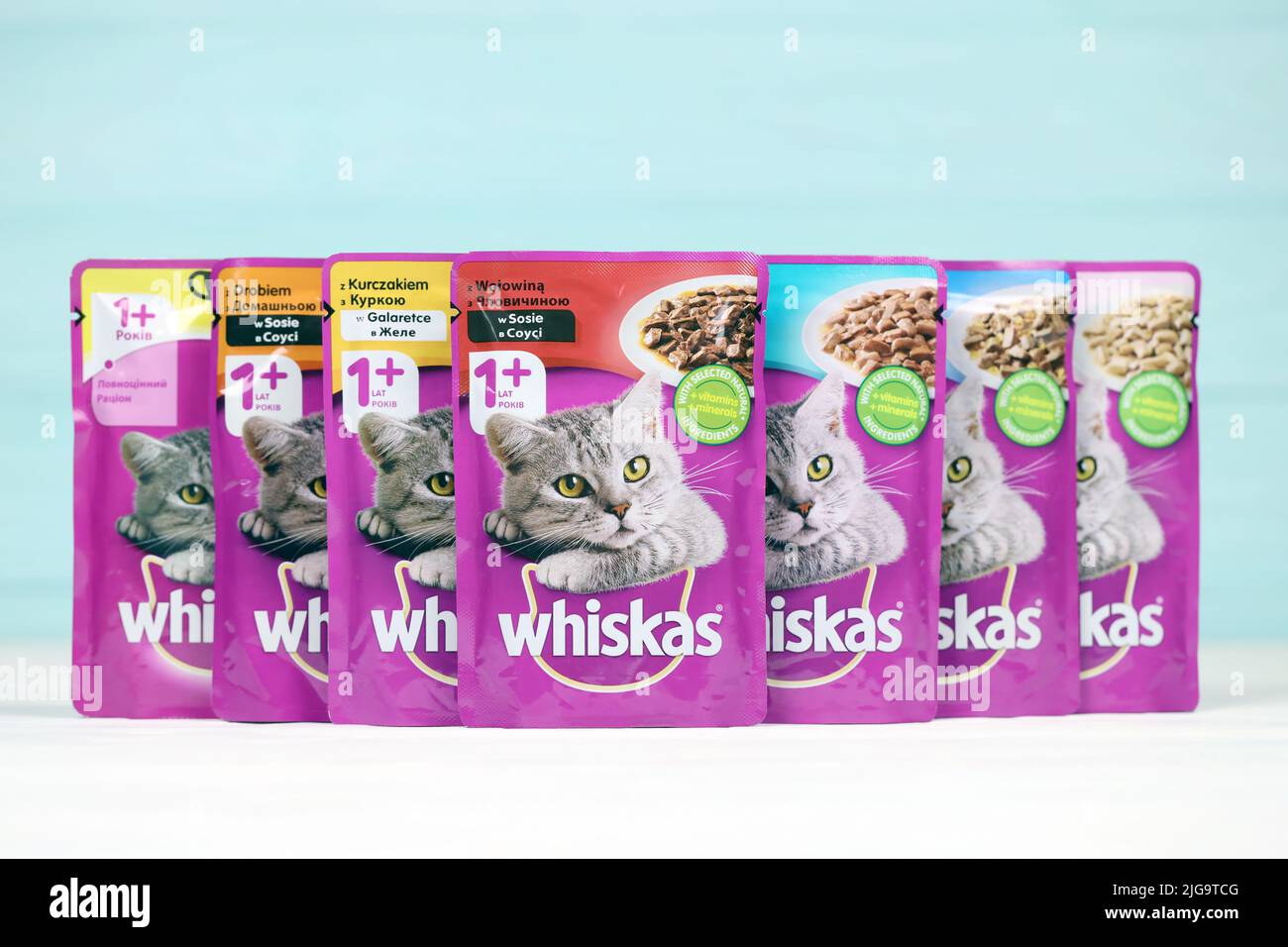 KHARKIV, UKRAINE - 06 FÉVRIER 2021 : gros plan sur les paquets de nourriture pour animaux de compagnie de marque Whiskas. Whiskas est une marque mondiale de nourriture pour chats produite par l'AME Banque D'Images