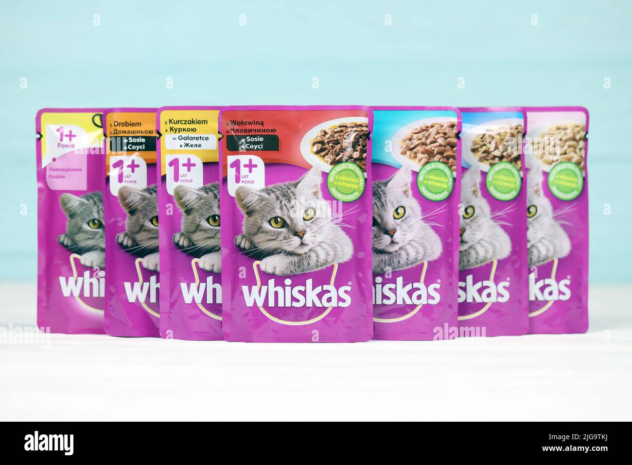 KHARKIV, UKRAINE - 06 FÉVRIER 2021 : gros plan sur les paquets de nourriture pour animaux de compagnie de marque Whiskas. Whiskas est une marque mondiale de nourriture pour chats produite par l'AME Banque D'Images