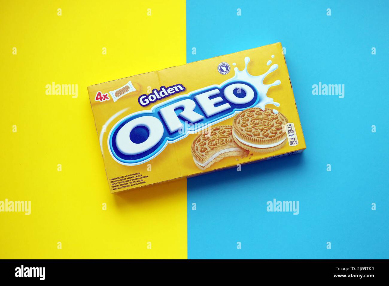 TERNOPIL, UKRAINE - 28 MAI 2022 : boîte à biscuits dorée croustillante Oreo. La marque Oreo est la propriété de la société américaine Mondelez international Banque D'Images