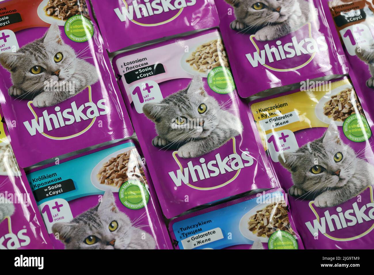 KHARKIV, UKRAINE - 06 FÉVRIER 2021 : gros plan sur les paquets de nourriture pour animaux de compagnie de marque Whiskas. Whiskas est une marque mondiale de nourriture pour chats produite par l'AME Banque D'Images