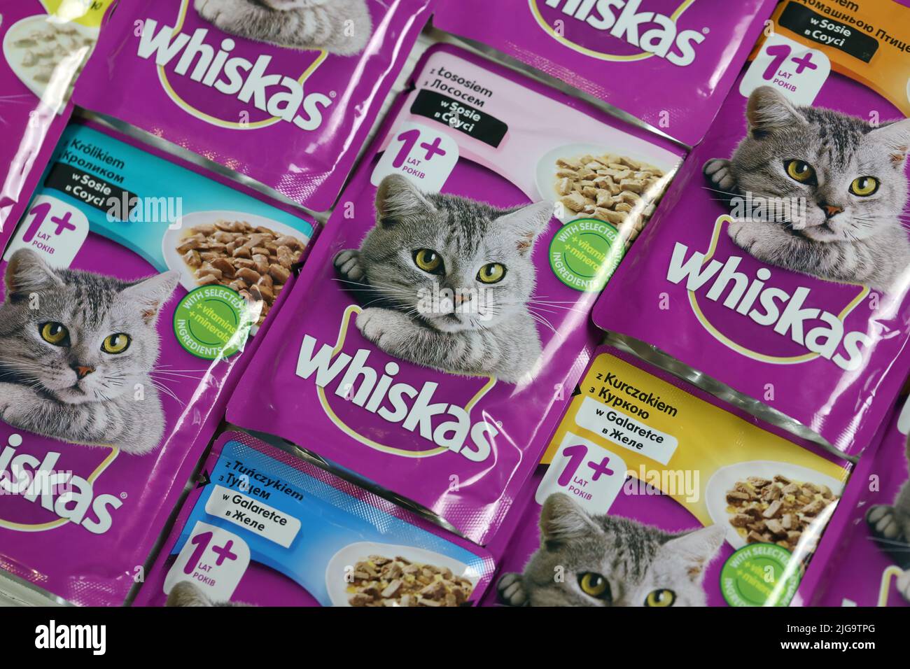 KHARKIV, UKRAINE - 06 FÉVRIER 2021 : gros plan sur les paquets de nourriture pour animaux de compagnie de marque Whiskas. Whiskas est une marque mondiale de nourriture pour chats produite par l'AME Banque D'Images