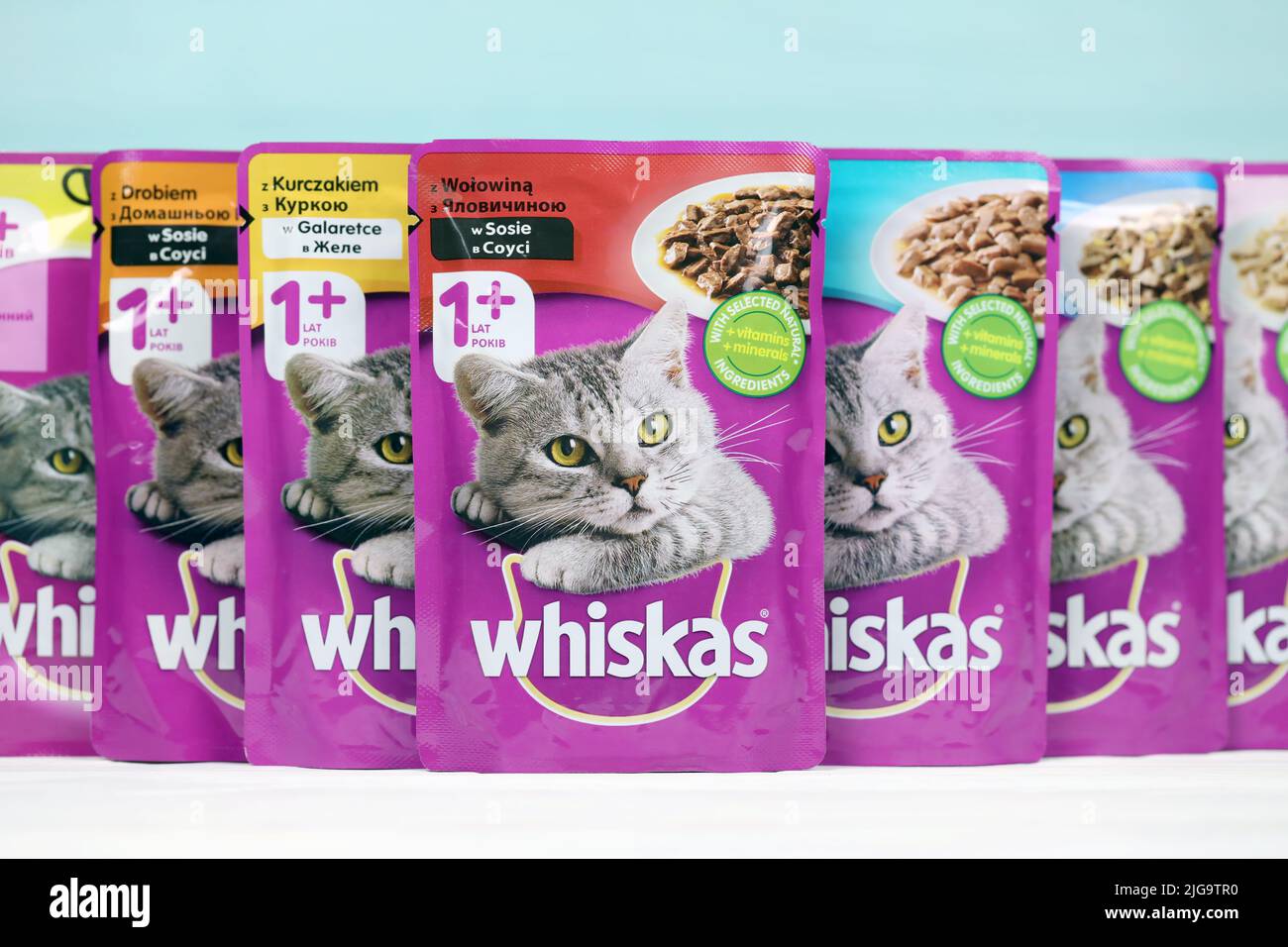 KHARKIV, UKRAINE - 06 FÉVRIER 2021 : gros plan sur les paquets de nourriture pour animaux de compagnie de marque Whiskas. Whiskas est une marque mondiale de nourriture pour chats produite par l'AME Banque D'Images