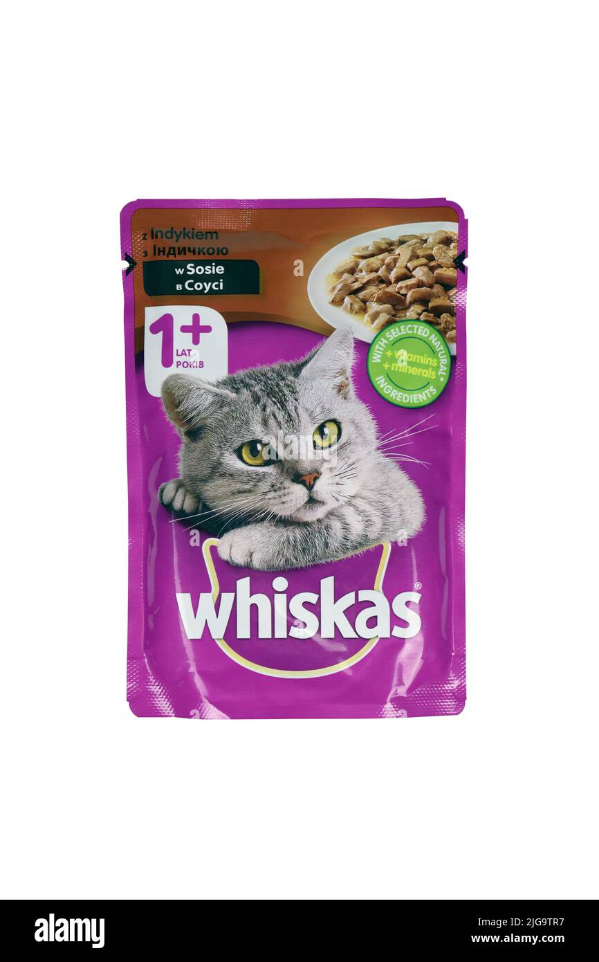 KHARKIV, UKRAINE - 06 FÉVRIER 2021 : paquet violet de nourriture pour animaux de compagnie de marque Whiskas pour chats sur fond blanc. Whiskas est une marque mondiale de nourriture pour chats produite Banque D'Images